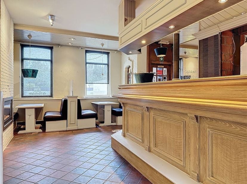 Zeer goed gelegen eigendom met diverse mogelijkheden nabij Dendermonde.<br />
Deze functionele woning voorheen uitgebaat als bistro, gekend in de wijd