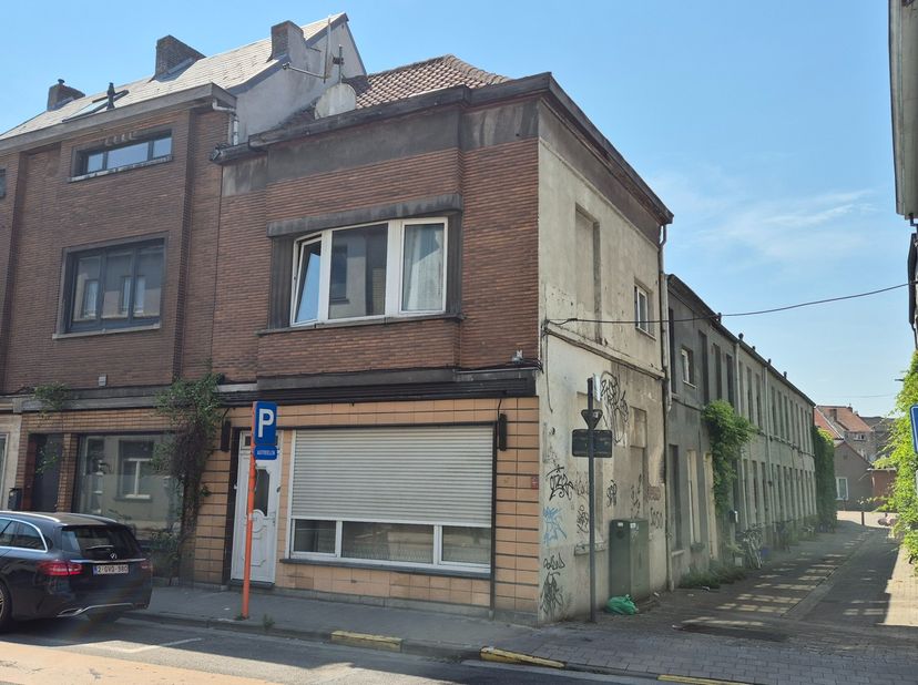 Bent u op zoek naar een ruime woning met karakter en uitbreidingsmogelijkheden? Dan is deze charmante woning in Gent zeker een bezoek waard!<br />
Gel