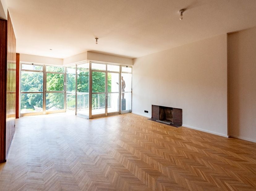 In het iconische gebouw De Zonnewijzer, ontworpen door Léon Stynen, bevindt zich dit prachtig gerenoveerde appartement waar authentieke charme en hede