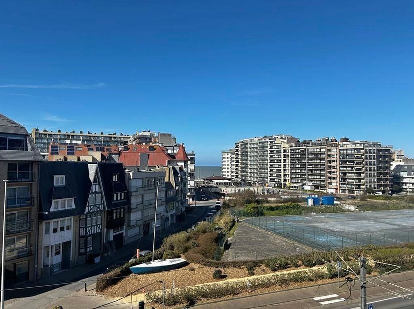 Cet appartement prêt à l'emploi se composait précédemment d'un appartement d'une chambre et d'un studio et a été fusionné en un seul en 2006.<br />
Il