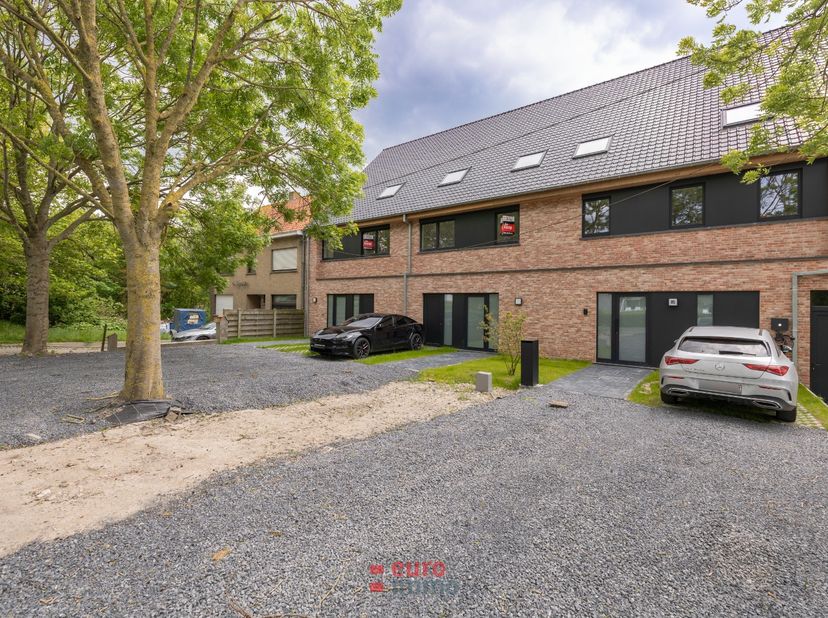 Aan de groene rand van het historische centrum van Nieuwpoort, vlak bij het provinciaal domein De Koolhofputten, bevindt zich deze uitzonderlijk ruime