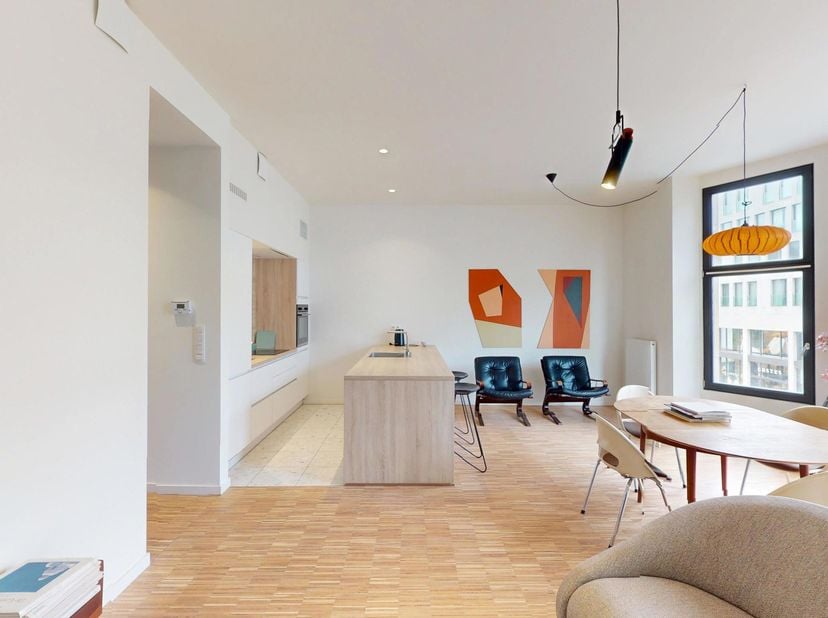 Dit appartement combineert een compacte, praktische indeling met een opvallend ruim terras. Via de inkomhal bereikt u de leefruimte met aansluitend de
