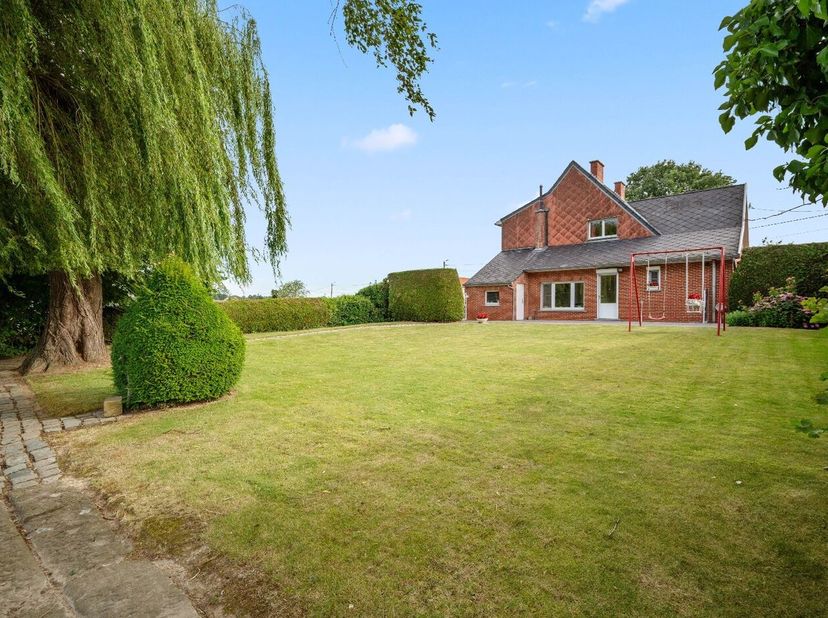 Deze open bebouwing is gelegen in het rustige Oplinter waar je de hele dag kan genieten van een adembenemend zicht op de velden. De woning beschikt ov