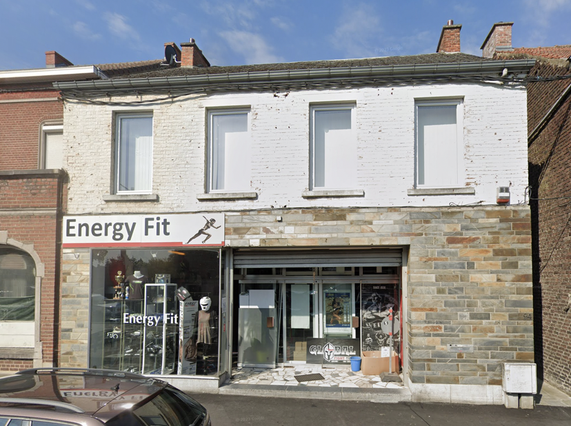 Souvret - à vendre un immeuble commercial avec appartement indépendant.<br />
Il se compose<br />
au rez commercial actuellement à usage de salle de s