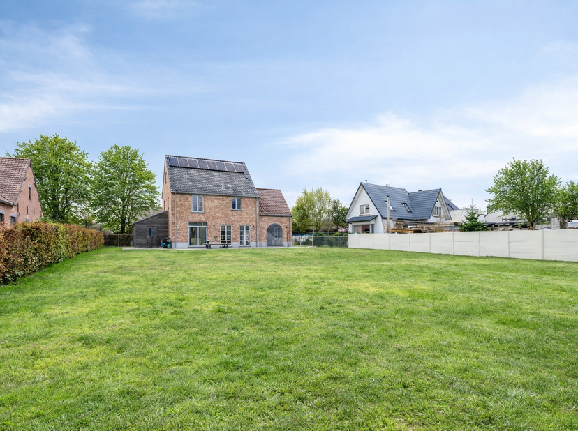 Ontdek deze prachtige, instapklare villa gelegen op een royaal perceel, waar ruimte, licht en comfort centraal staan.<br />
We betreden de woning via