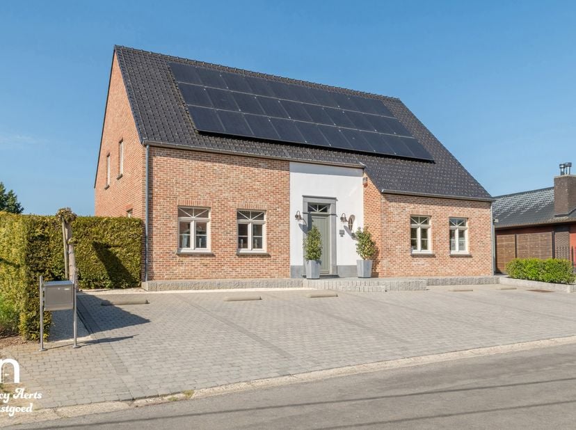 Wie op zoek is naar een woning waar werken en wonen moeiteloos samengaan, voelt zich hier meteen thuis. Het pand beschikt over een volledig afgewerkte