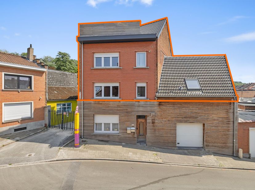 Prachtig instapklaar en gerenoveerd triplexappartement (verdiepingen 1, 2 en 3) met maar liefst vier slaapkamers en 2 badkamers, ideaal als ruime gezi