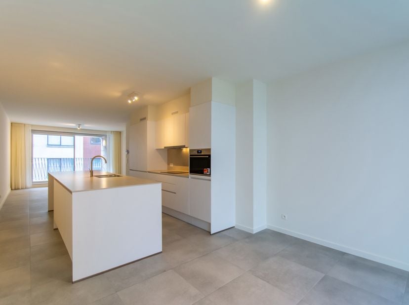 Situé dans un quartier agréable et résidentiel d’Anvers, ce superbe appartement neuf offre une excellente combinaison de confort moderne, d’espaces ex