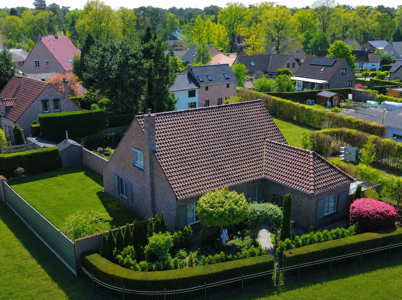 Uitstekend onderhouden open bebouwing op een perceel van 7a90ca, zuidelijk georiënteerd, rustig gelegen in het groene en residentiële Keerbergen. Deze