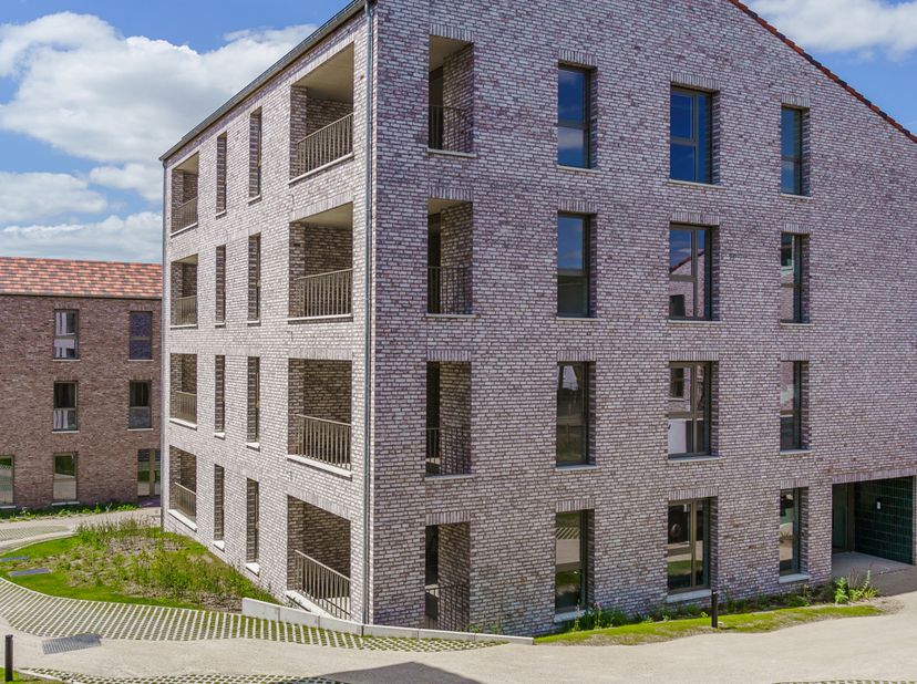 BINNENKORT OPLEVERING<br />
Ligging en omgeving:<br />
In hartje Gavere langs de Onderstraat, op wandelafstand van de Gaverse Markt en omgeven door gl