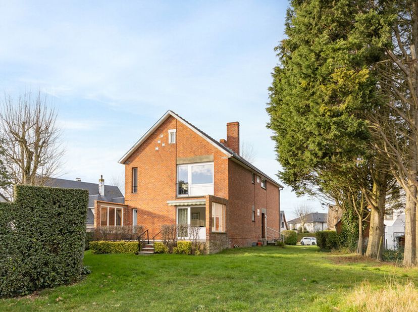 Idesbald :Villa à vendre avec un magnifique terrain d'une superficie totale de 2 336 m² !Villa idéalement située dans la très convoitée Willem Elsscho