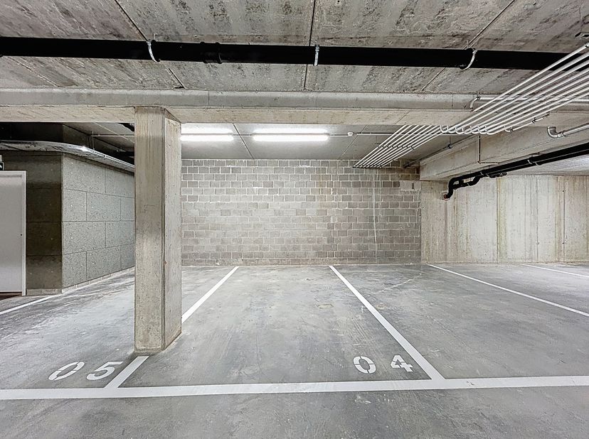LASNE - Situé dans le quartier résidentiel “Coeur de Lasne”, AMELOT PROPERTIES vous propose cet emplacement de parking intérieur (N°4) se trouvant au