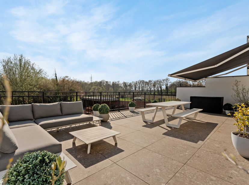 Centraal gelegen en toch genietend van een prachtig uitzicht, vinden we deze stijlvolle duplex in Putte terug. Het absolute pronkstuk is het zuidgeric