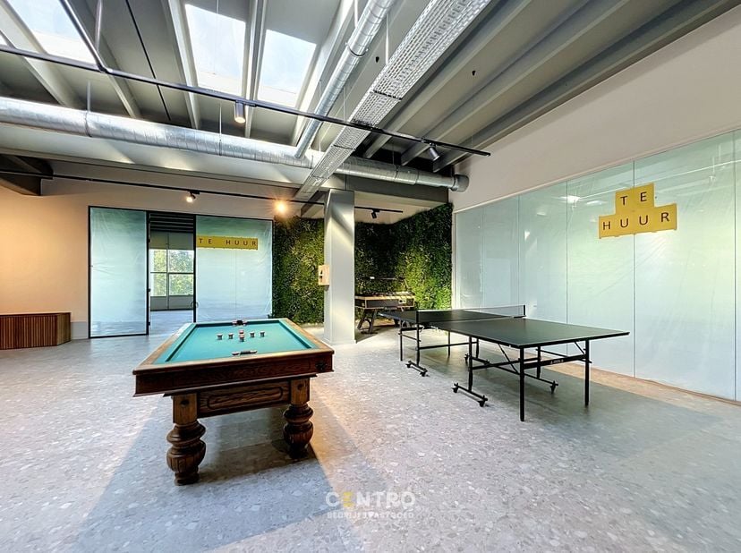 Benaderende OPPERVLAKTEN:<br />
Constructie - bewoonbare oppervlakten<br />
Kantoor:&amp;nbsp; 62,12&amp;nbsp;m²<br />
Gemeenschappelijke vergaderruimten: 19,