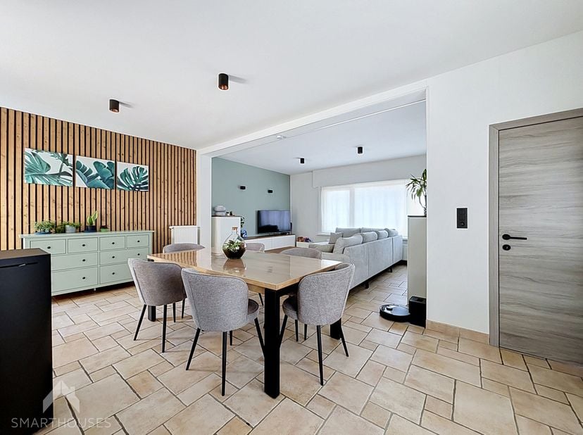 Laat u verrassen door de ruimte die deze verzorgde hoekwoning te bieden heeft. Gelegen op een rustige, maar vlot bereikbare locatie, combineert deze w