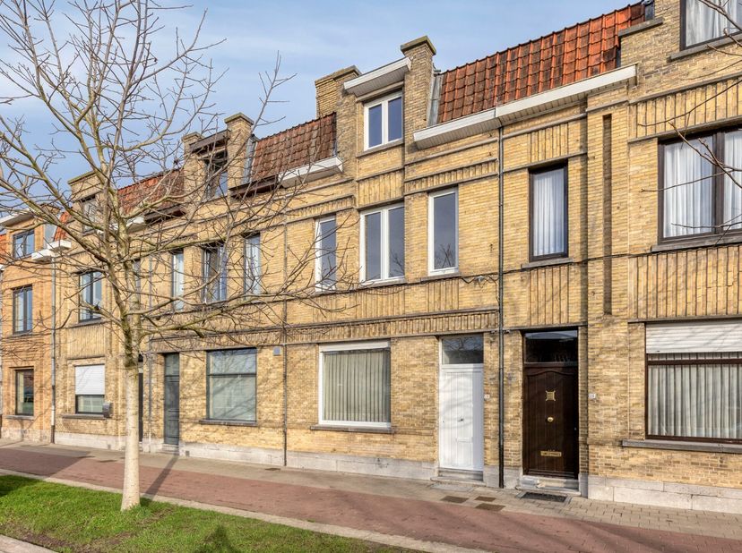 In de Masscheleinlaan&amp;nbsp;bevindt zich deze charmante woning met een prachtig uitzicht op de waterloop De Ieperlee, gelegen in het hart van de histor