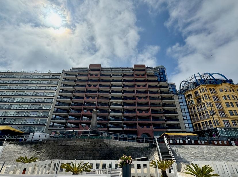 MOOI APPARTEMENT met 1 slaapkamer, TWEE TERRASSEN &amp; mogelijkheid tot aankoop van een ondergrondse autostaanplaats op TOPLIGGING op de Zeedijk.<br />
H