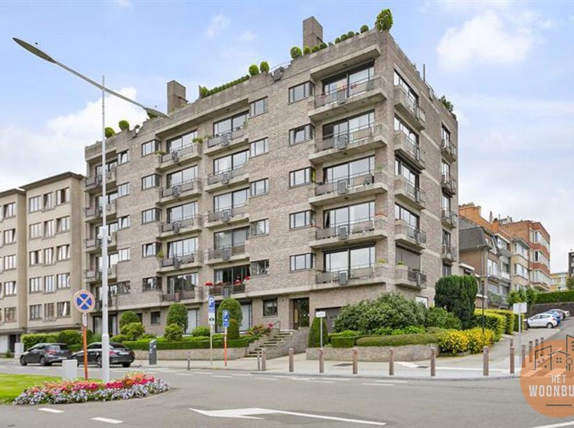 Charmevol appartement gelegen op de 4 de verdieping van een mooie residentie.<br />
Het appartement omvat: een inkomhal met beveiligde deur en vestiai