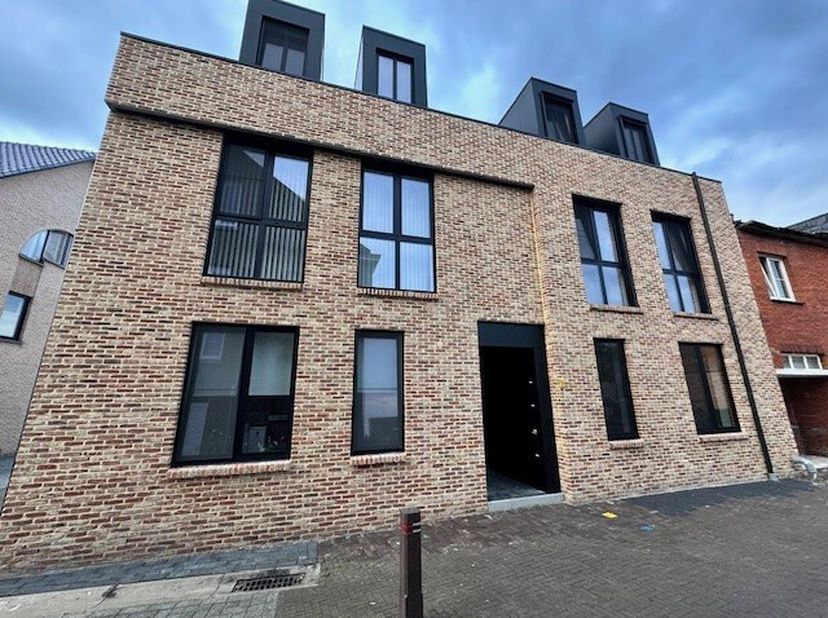 Dit nieuwbouw appartement is gelegen op het gelijkvloers van een kleinschalige residentie van 4 eenheden op een prachtige locatie op het dorpsplein va