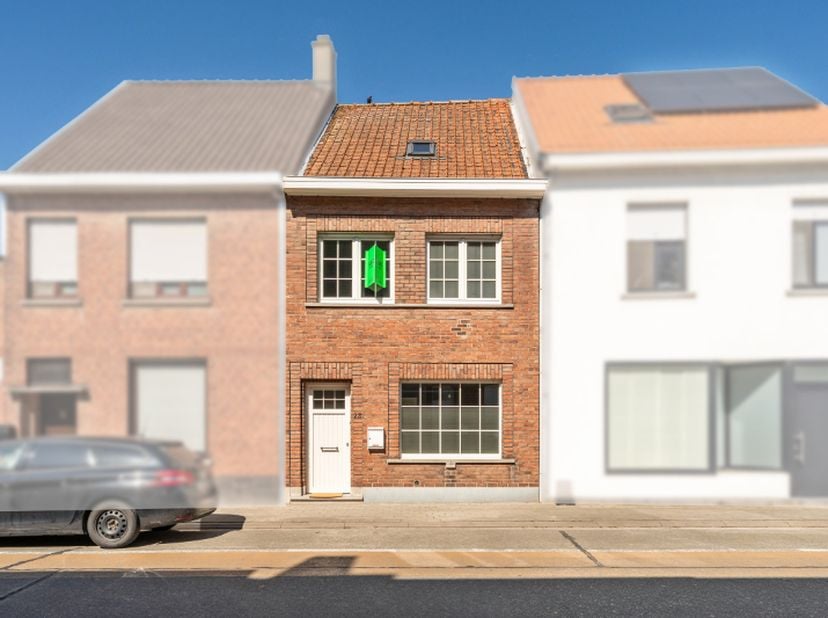 In de Hulstsestraat, op een uitstekende locatie in het centrum van Kuurne, vinden we deze volledig gerenoveerde rijwoning. Dankzij de centrale ligging