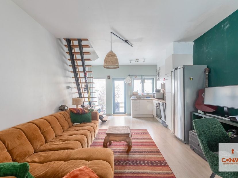 Deze instapklare woning&amp;nbsp;beschikt over&amp;nbsp;drie slaapkamers en ligt op fietsafstand van het Gentse stadcentrum (1,8km).<br />
<br />
Op het gelij
