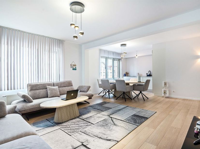 Hierbij een charmant appartement op een uitstekende locatie aan de Antwerpsesteenweg, met alle noodzakelijke voorzieningen binnen handbereik. Winkels,