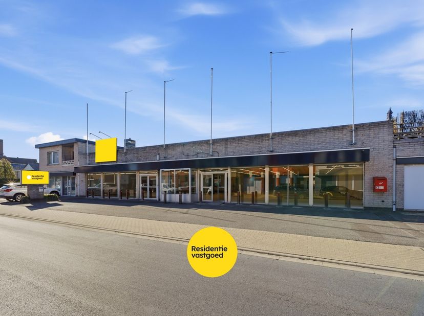 Deze veelzijdige commerciële ruimte van ca. 837 m² is strategisch gelegen langs de invalsweg van Zedelgem naar het centrum van Aartrijke en biedt tal