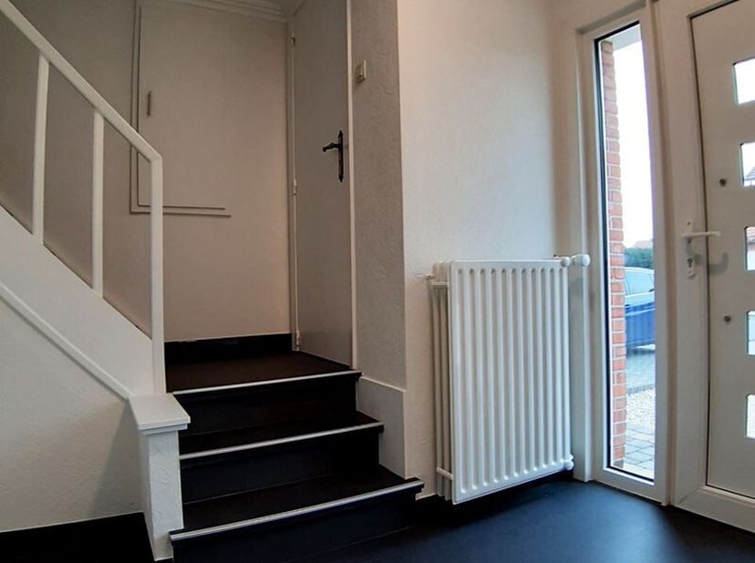 Karaktervolle driegevelwoning te Lommel.<br />
Deze halfopen bebouwing bevindt zich in een rustige en groene buurt en dit op een steenworp van het alo