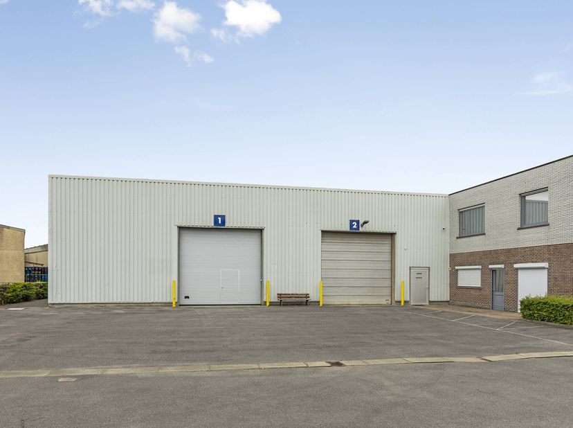 Divers entrepôts à louer dans la zone industrielle de Kuurne d'une superficie de 500 m² à 4 000 m². <br />
<br />
Spécifications : <br />
- Sol en bét