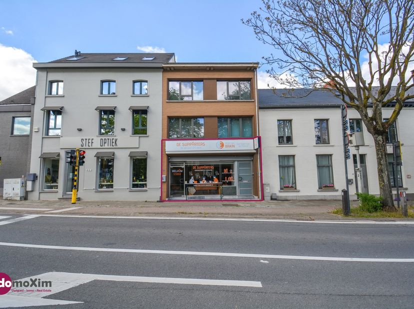 Immeuble commercial idéalement situé dans le centre de Zemst<br />
 <br />
Vous rêvez de créer votre propre entreprise ou vous êtes à la recherche d