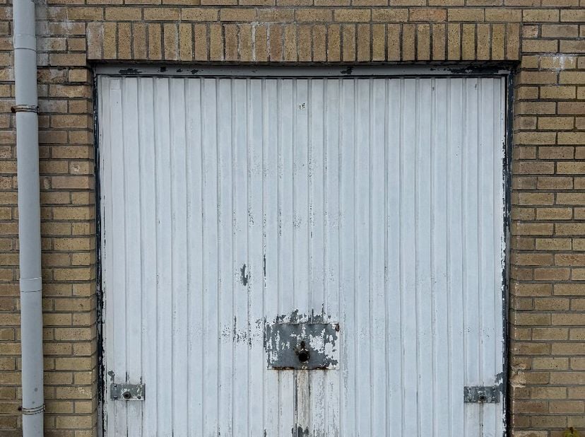 Individuele garagebox van +/- 17 m²  (bruto-opp.) met n° 16, gesitueerd in een garagecomplex te Zellik. Makkelijke toegang via de Thedoor Coppensstraa