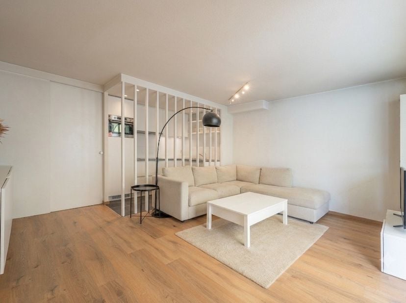Dakappartement op de 4de verdieping in de Albatrosstraat, zijstraat van de Zeedijk, met een aangenaam zonneterras.<br />
Je komt binnen in een lichtri