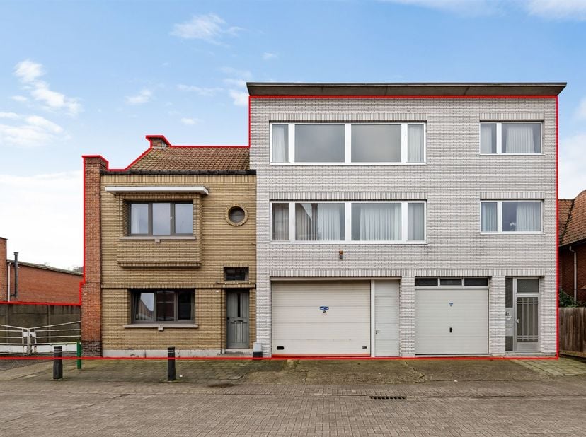In de Gyselstraat te Nieuwkerken vinden we dit uitzonderlijk te renoveren opbrengsteigendom bestaande uit een halfopen eengezinswoning en een appartem