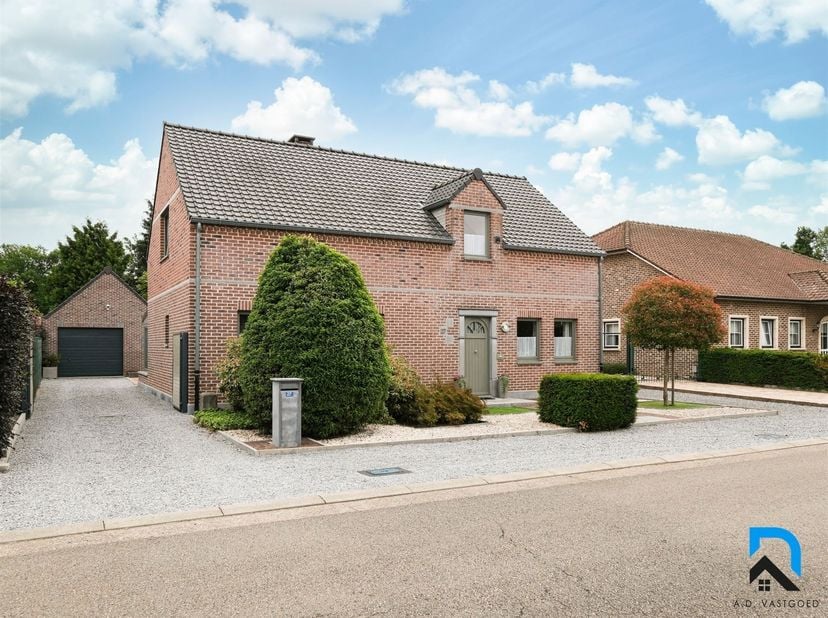 Ruime woning op toplocatie in Munsterbilzen<br />
<br />
We vinden deze mooie vrijstaande woning terug te Munsterbilzen in een aangename residentiël
