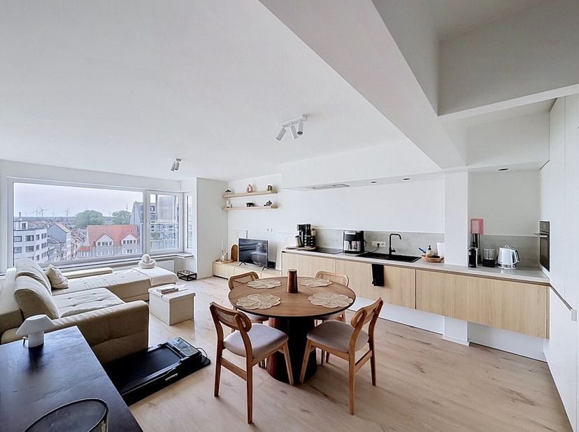 Dit goed ingedeelde appartement is gelegen op de vijfde verdieping en geeft uit op de Graaf d'Ursellaan. De volledig zuidgerichte woonkamer heeft een
