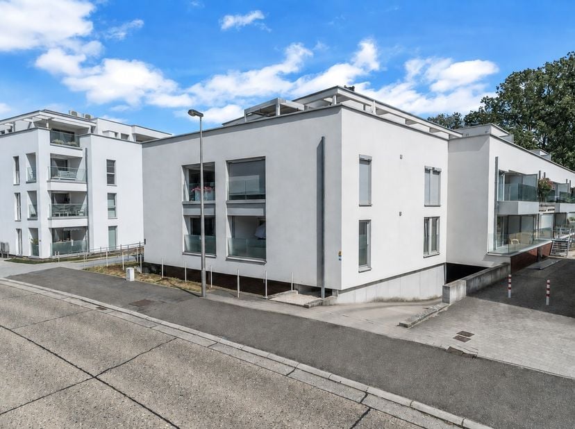 Welkom in dit instapklare en energiezuinige appartement, gelegen aan de Heirstraat 459 in Maasmechelen. Dit moderne appartement, gebouwd in 2018, comb