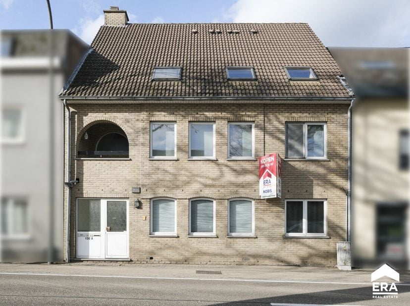 Op een strategische locatie langs de Steenweg in As bieden wij dit volledige appartementsgebouw aan, bestaande uit 3 afzonderlijke appartementen, elk