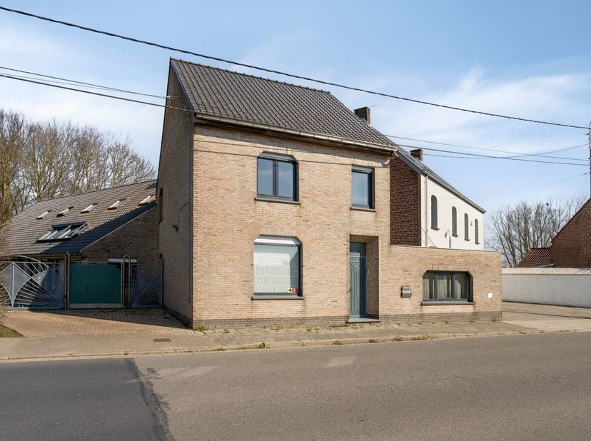 In de Amersveldestraat in Hooglede , treffen we deze verrassend ruime woning met een bewoonbaar oppervlakte van maar liefst 355 m² met achterliggende