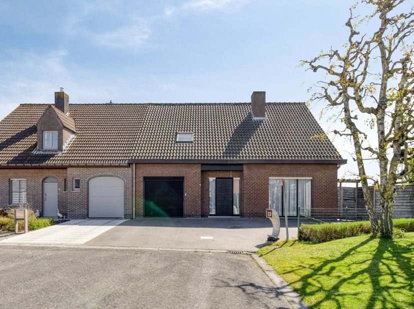 Op zoek naar ruimte, comfort en een rustige ligging? Dan is deze instapklare halfopen woning met zonnige tuin in Staden beslist een bezoek waard.<br /