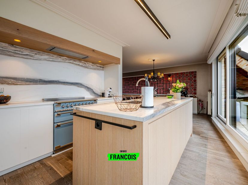 Dans le centre de Roulers se trouve cet appartement rénové et luxueux. Les transports en commun, les écoles, les commerces... se situent tous à proxim
