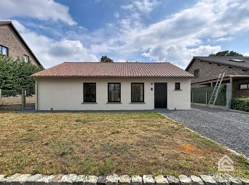PLUSPUNTEN:<br />
+ perceeloppervlakte: 720 m²<br />
+ bewoonbare oppervlakte: 112 m²<br />
+ totaalrenovatie<br />
+ 3 slaapkamers<br />
+ gelijkvloe