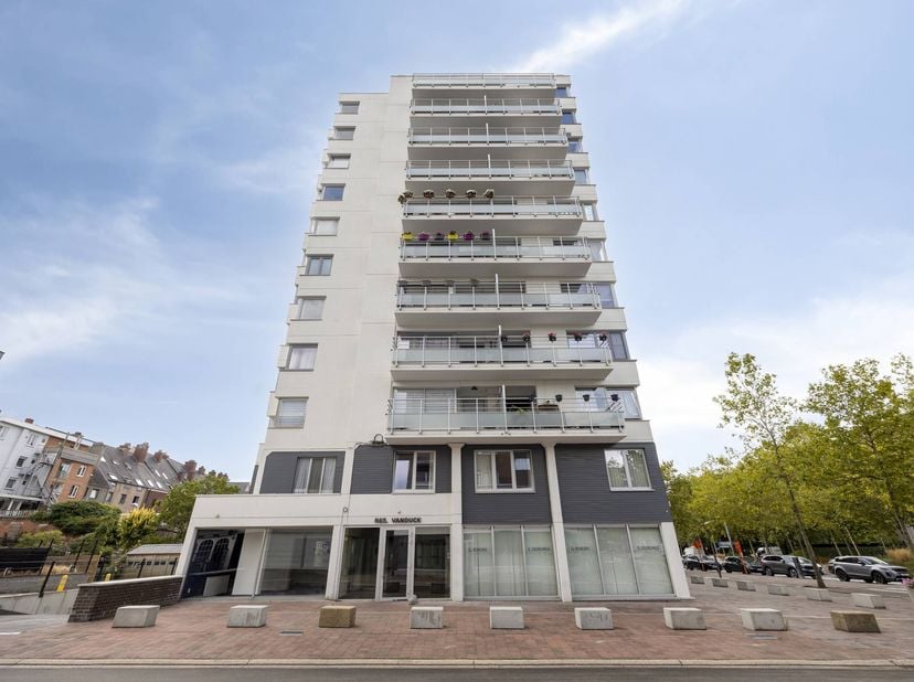 Bent u op zoek naar een interessant investeringsappartement op een centrale locatie in Genk? Dan is dit verhuurde 2-slaapkamerappartement aan de Eindg