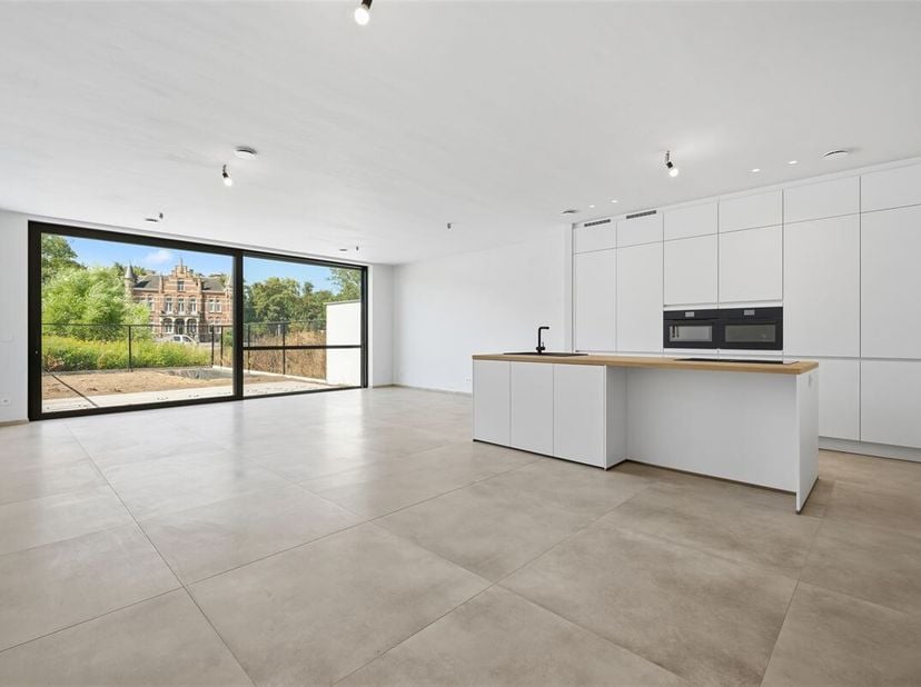 Deze gesloten nieuwbouwwoning wordt verkocht onder registratierechten in plaats van btw, wat een financieel voordeel betekent. Het aanzienlijke bouwvo