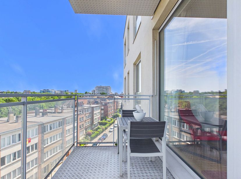 OTAN - Louis Piérard <br />
A proximité immédiate de l'OTAN et dans un immeuble récent, bel appartement meublé de 87m² <br />
Hall d'entrée menant à u