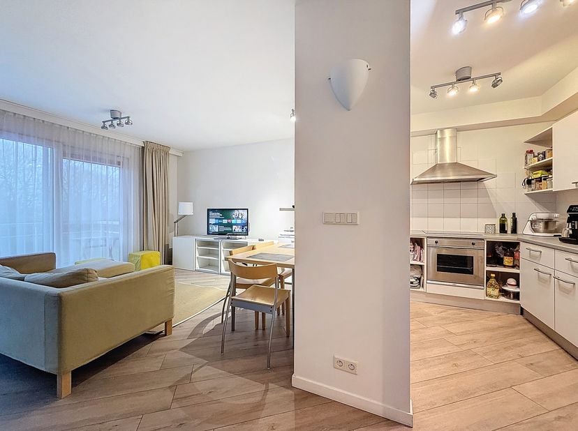 WOLUWE-SINT-LAMBERT: gemeubileerd appartement van ca. 70 m², bestaande uit een inkomhal, toilet, ruime woon-/eetkamer met toegang tot een balkon, voll