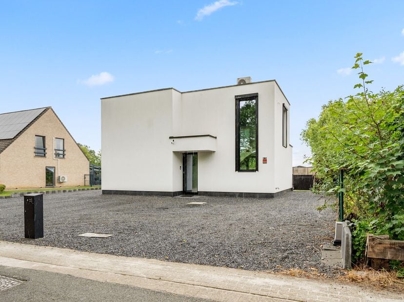 Aan de rand van Putte bij Mechelen, in een rustige en aangename woonomgeving, bevindt zich deze prachtige recente villa in een strakke moderne en indu