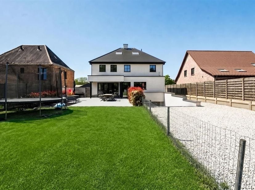 Moderne gezinswoning met 4 à 5 slaapkamers en ruime tuin in Oostham<br />
Locatie: <br />
Rustig gelegen in Oostham met een vlotte verbinding naar oml