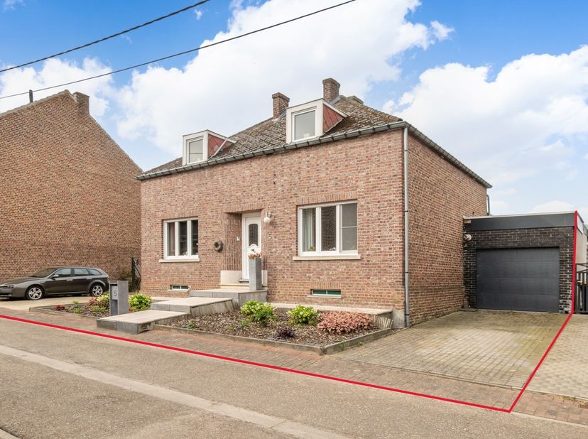In een bijzonder rustig, doodlopend straatje in de dorpskern van Linter bevindt zich deze ruime en instapklare gezinswoning op een perceel van 10a57ca