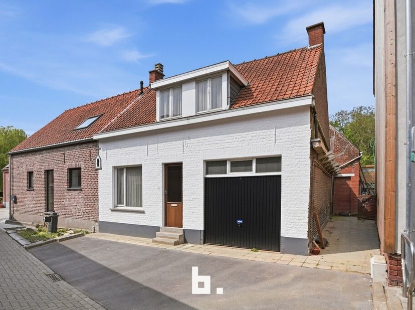Op een boogscheut van Roeselare, nabij het centrum van Hooglede, verkopen wij deze verrassend ruime woning met een grondoppervlakte van 456 m². Dankzi