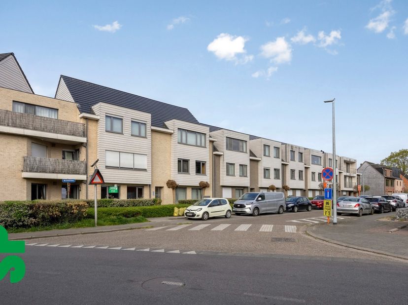 Gelijkvloers appartement in het centrum van Grobbendonk. <br />
Indeling: gemeenschappelijke inkomhal, leef- en eetruimte met tal van natuurlijk licht